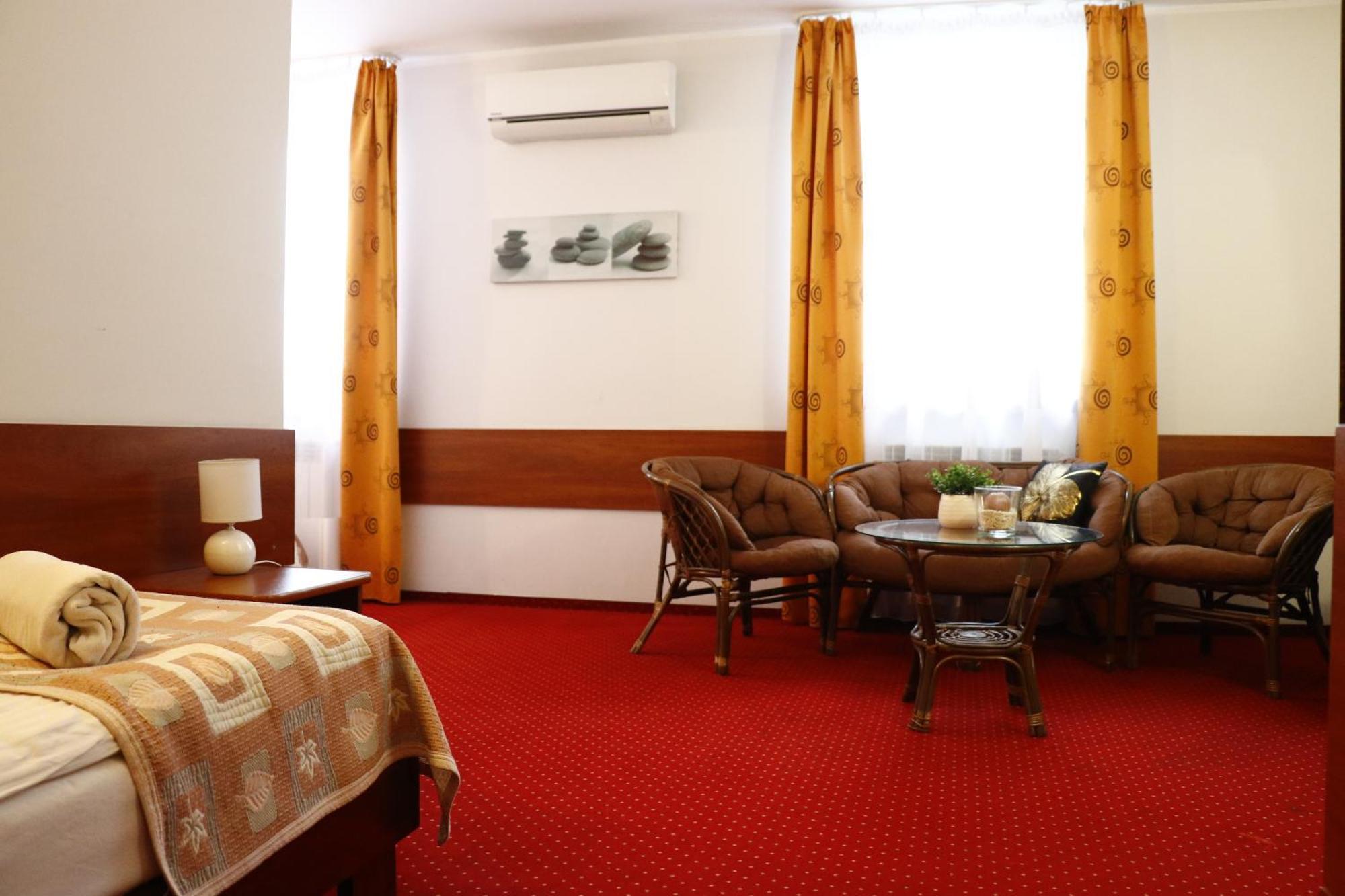 Sala Bankietowa I Pokoje Goscinne Sokolka Esterno foto